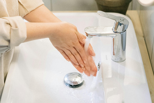 洗面台を使う女性