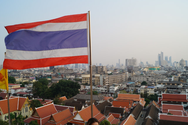 タイの町並みと国旗