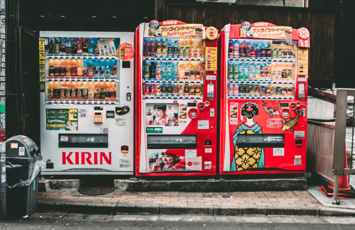 3つ並んだ日本の自販機