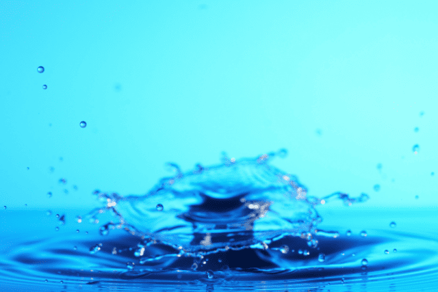 水に落ちるしずく