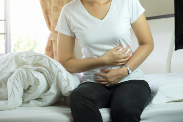 腹痛に悩む女性