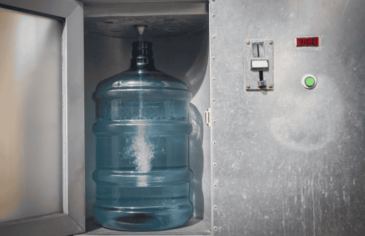 給水機でボトルに水を注いでいる