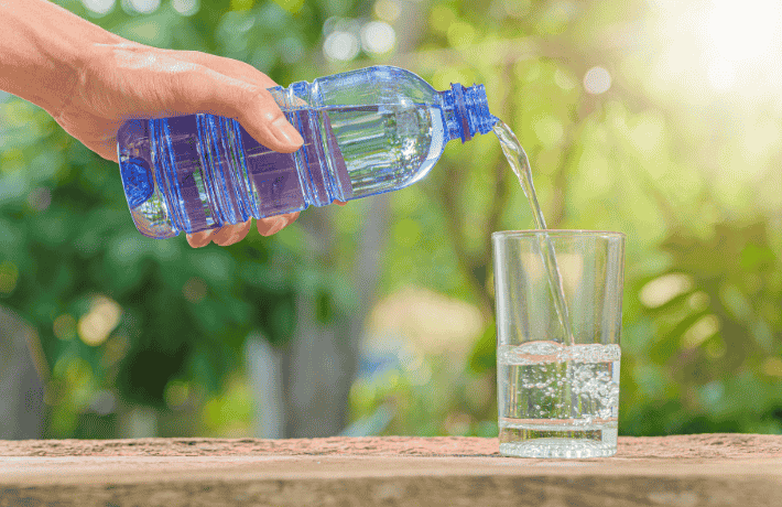 コップに水が注がれている