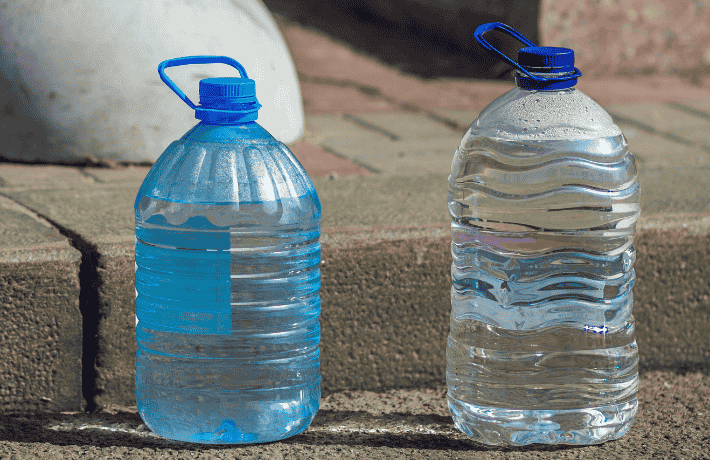 地面に置かれた2本のボトル