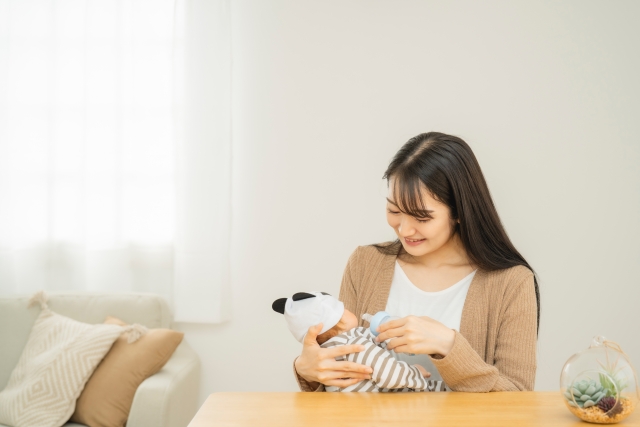 赤ちゃんに粉ミルクを与える女性