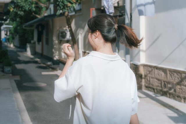 タイの町中を歩く女性