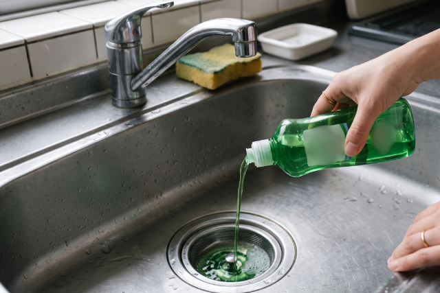 排水溝に洗剤を入れる