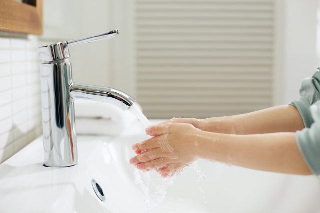 水道の水で手を洗っている様子